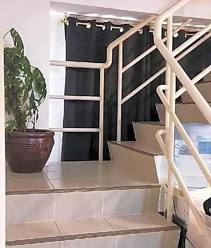 Penthouse Unit For 1 Bedroom Access 호텔 4*